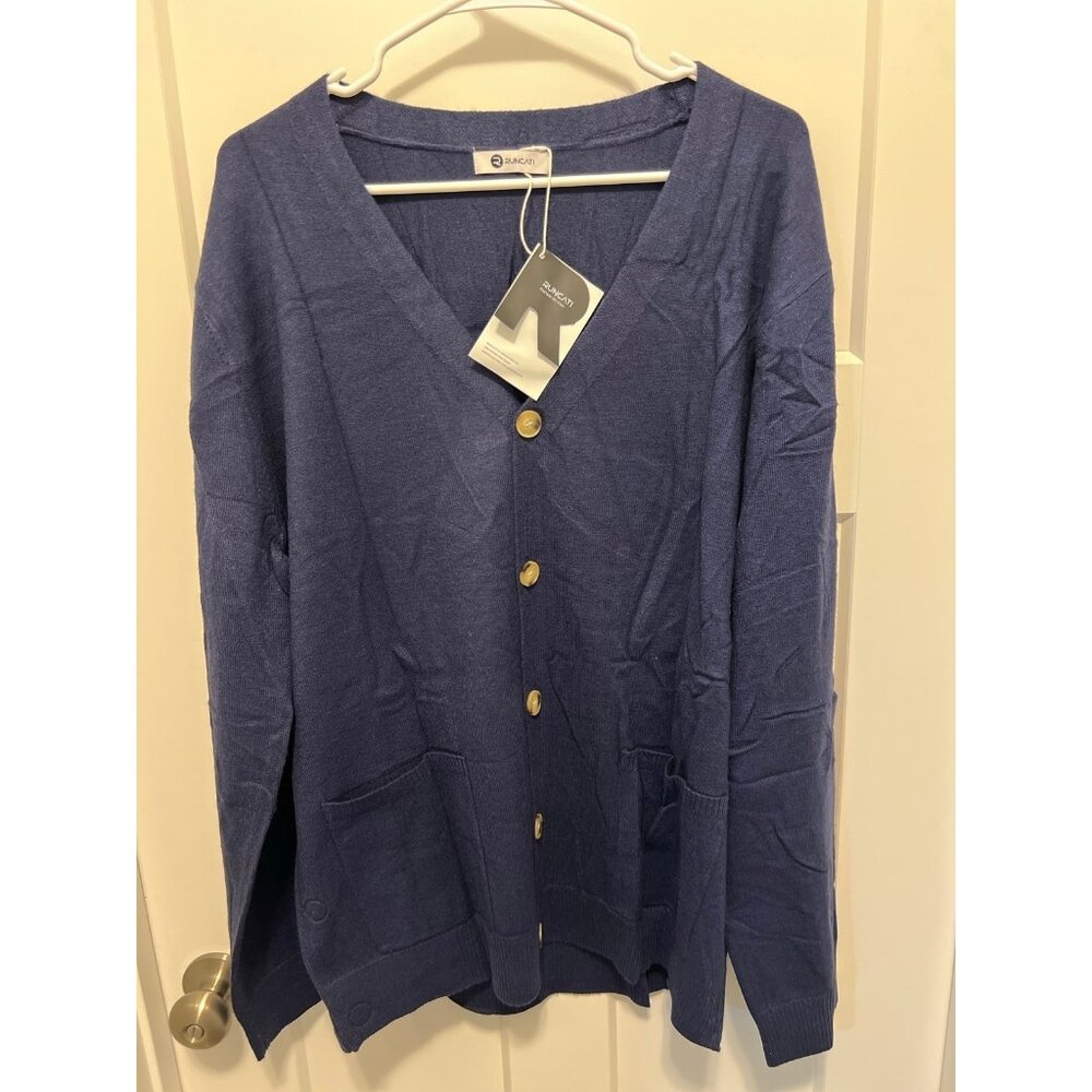 Cardigan Runcati navy cardigan is a button-up, v-neck sweater